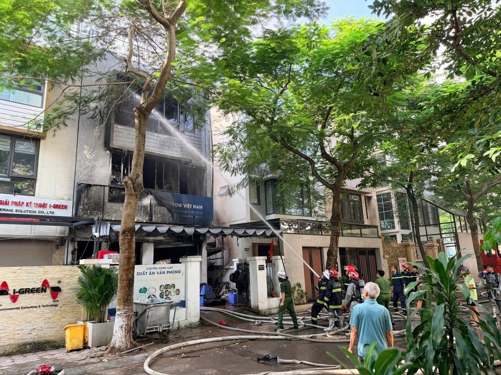 #越南 河内商住联排房屋突发大火，伴有爆炸声，消防出动多台车辆处置火情