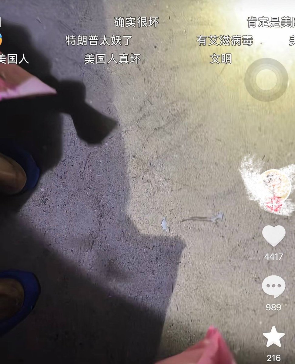 海南三亚，有网友反映在海南三亚沙滩边散步时，发现沙滩的泥沙中疑似被人故意埋藏撒落了大量图钉。