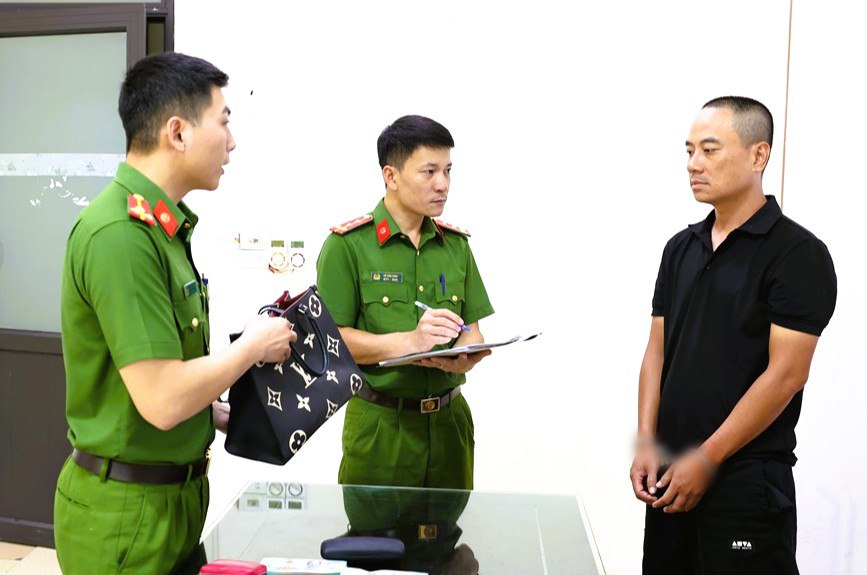 #越南 男子砸车窗盗取超7亿越盾财物，跨省多地逃窜，刚刑满再次作案落网