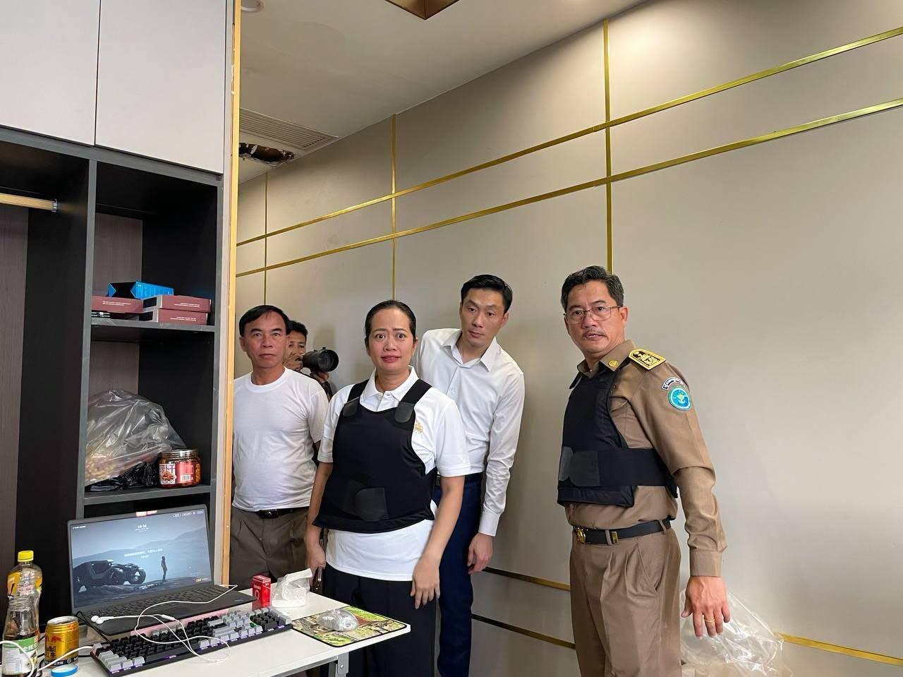 柬埔寨国公省长琦华在打击电诈现场视察工作，为确保安全，以防有武器的电诈份子悍然开火，她穿上了防弹衣～～
