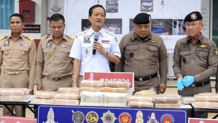 #泰国 四色菊府执行剿毒行动，两车运毒遭追捕，缴获400万粒冰毒抓获一人
