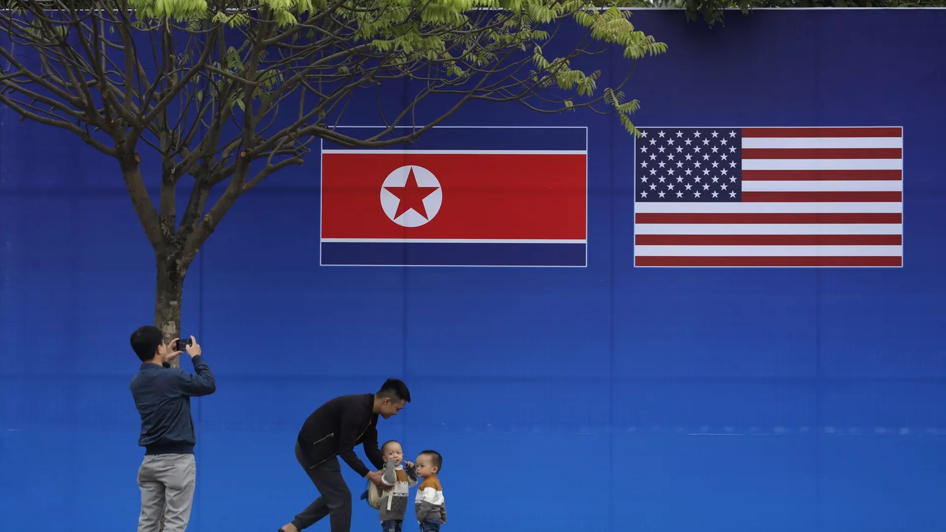 #国际新闻：特朗普称金正恩回应谈判呼吁，青瓦台表期待愿推美朝重启