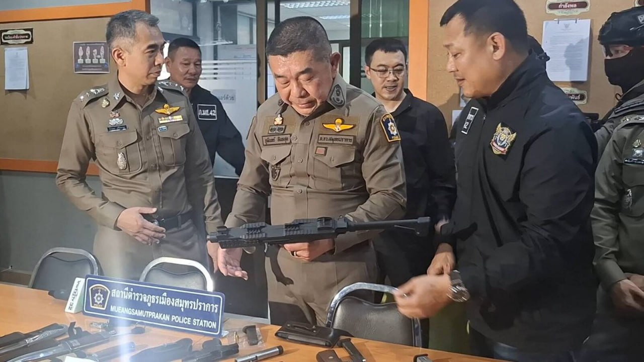 #泰国 北榄府青少年街头持枪摩托追射，造成两人重伤，家中搜出大批网络购得枪械