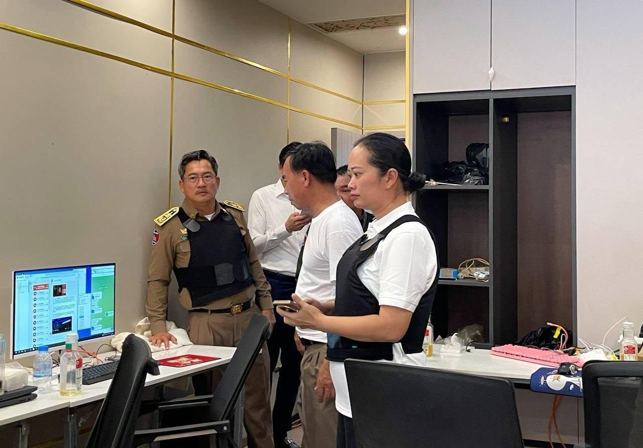 柬埔寨国公省长琦华在打击电诈现场视察工作，为确保安全，以防有武器的电诈份子悍然开火，她穿上了防弹衣～～