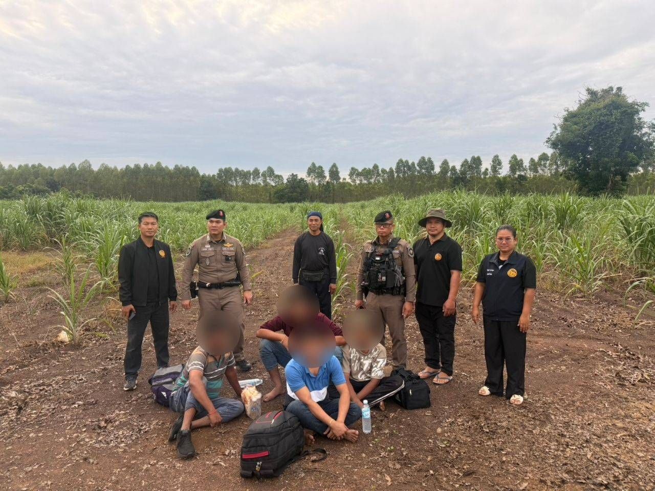#泰国 公路警方追捕涉嫌偷运外籍人员拳馆老板，车辆逃窜失控，嫌犯逃入村庄落网