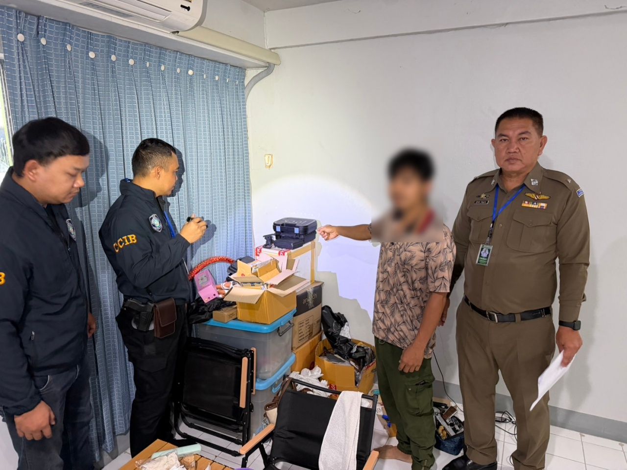#泰国 巴吞他尼男子网上改装空包弹枪变实弹枪转卖，网络警察突袭窝点将其抓捕