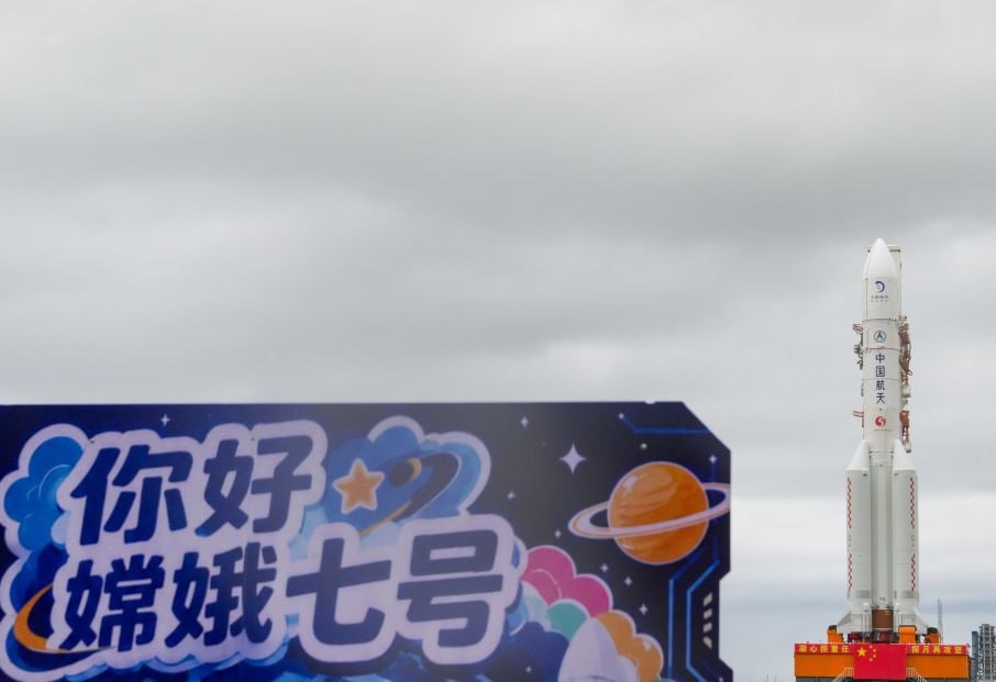 #国际新闻：嫦娥七号器箭垂直转运文昌，近日择机发射，直插月球南极永久阴影坑