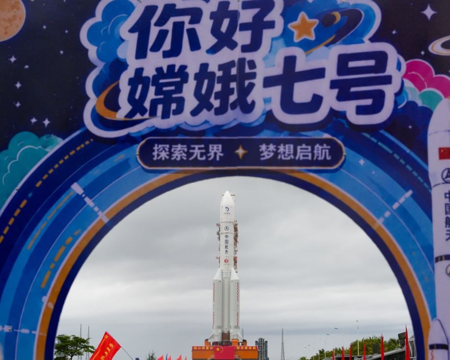 #国际新闻：嫦娥七号器箭垂直转运文昌，近日择机发射，直插月球南极永久阴影坑