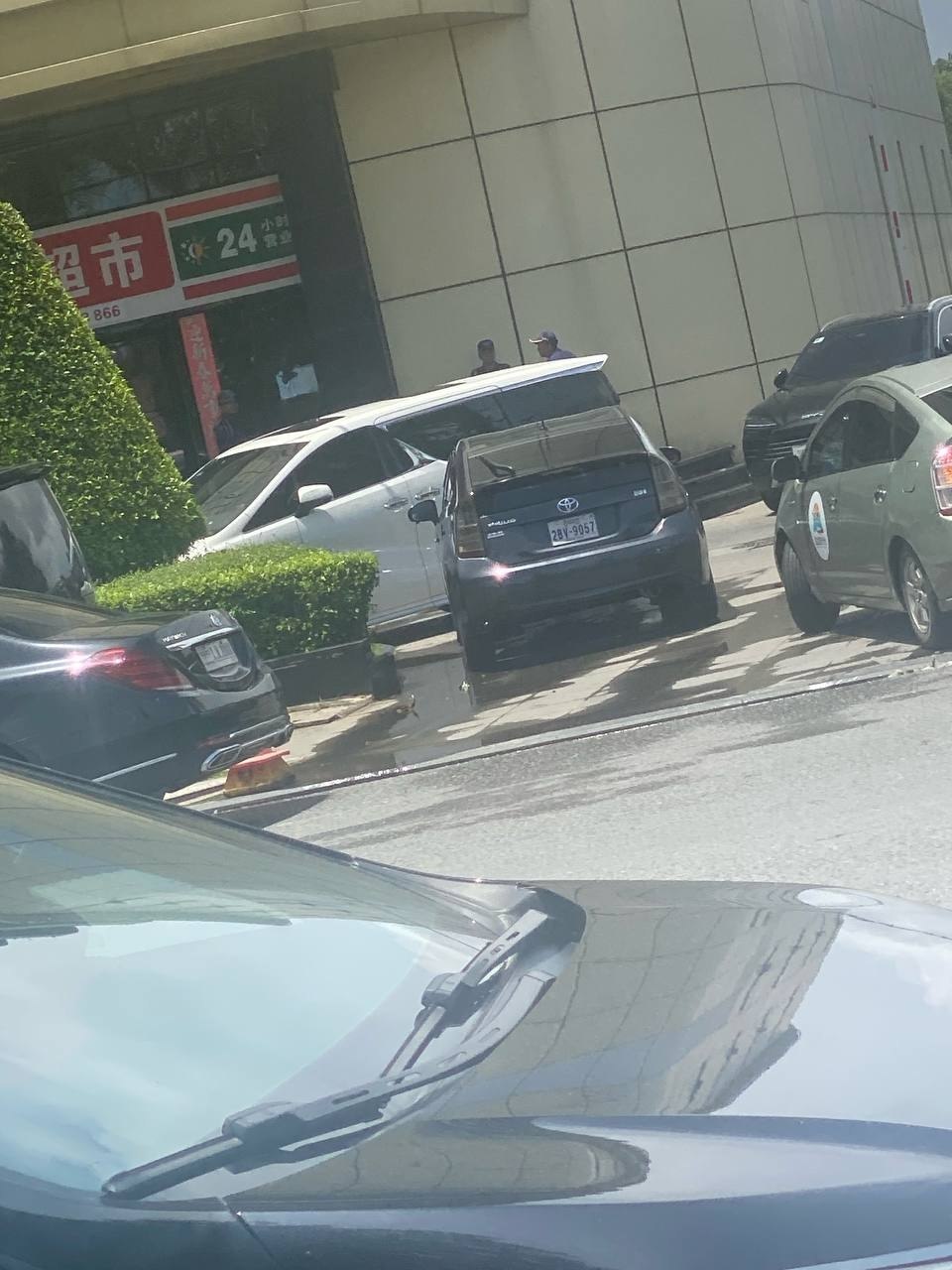 #网友反馈 🇰🇭 #西港 “名扬公寓”被围了 军警联合执法  有两个没护照的 已经抓到大厅了 地下车库也有宪兵 名扬旁边…