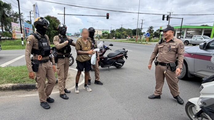 #泰国 思家逃离部队！泰国达叻府新兵偷走未拔钥匙交警摩托，弃车逃窜后落网