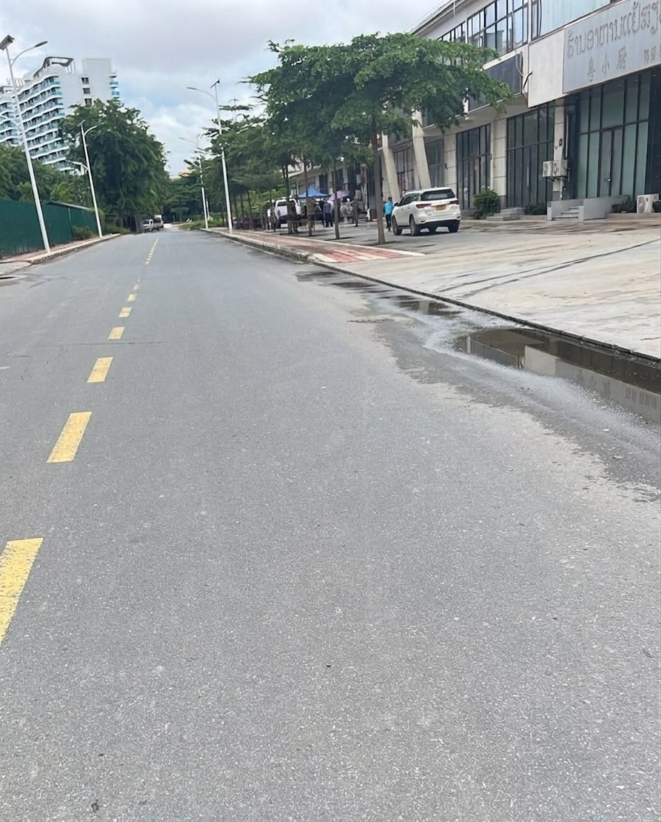 #网友反馈：老挝金三角的美龙湾别墅区和前面的店铺刚刚被老挝警察包围了，具体情况暂时还不清楚