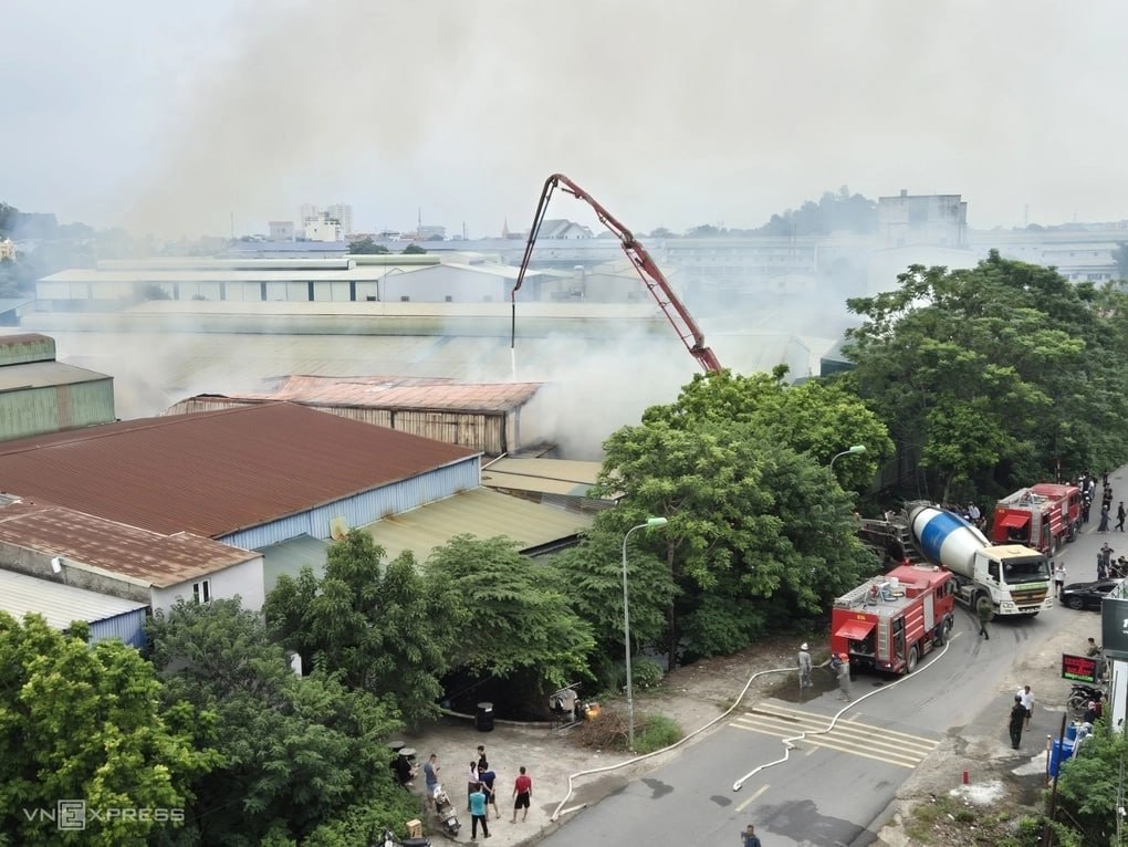 #越南 河内玉和工业区家具厂突发大火屋顶坍塌，3人遇难，涉事工厂曾被责令停业