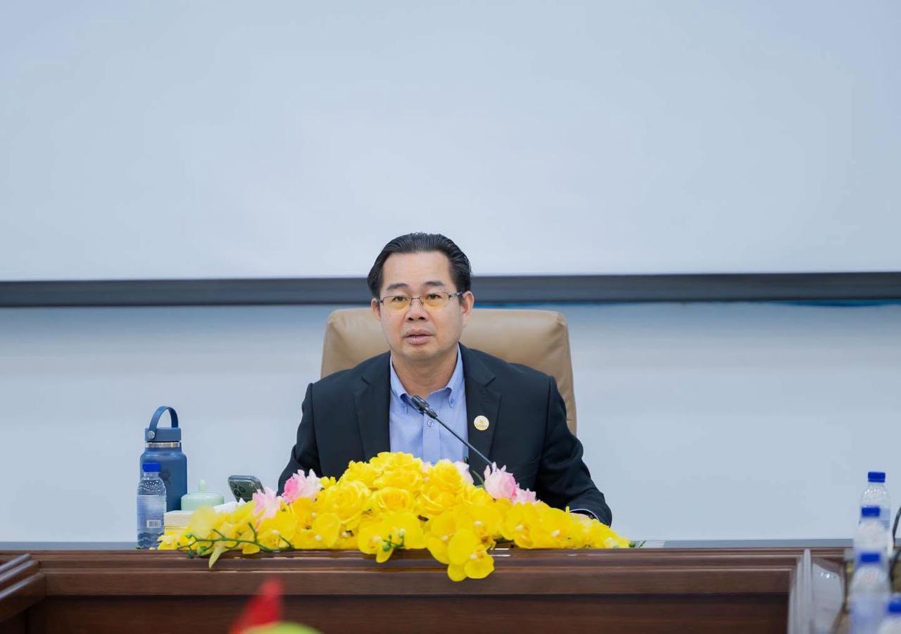 今天上午，西港省政府开了个比较重要的会：审查部分公司解封申请。西港省检察官、警察局长等官员都有参会。