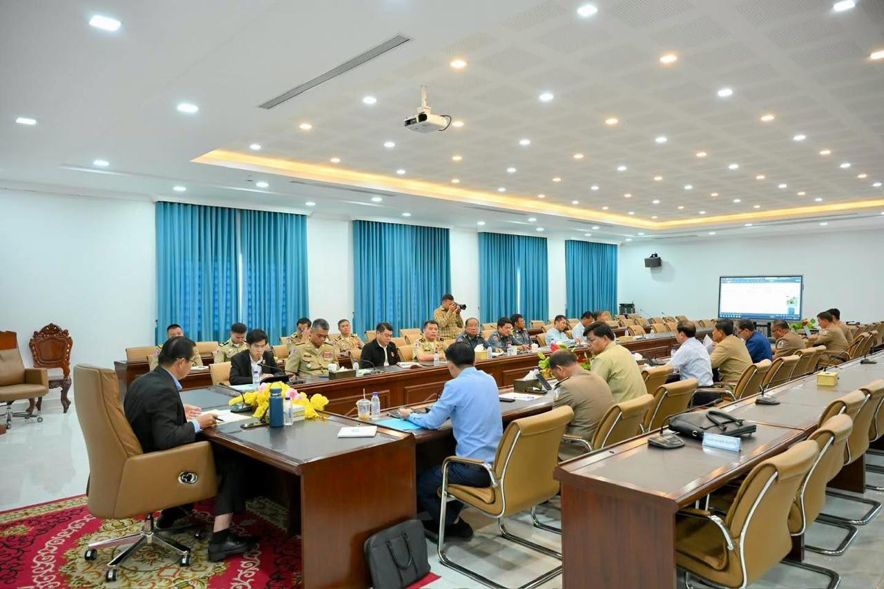 今天上午，西港省政府开了个比较重要的会：审查部分公司解封申请。西港省检察官、警察局长等官员都有参会。