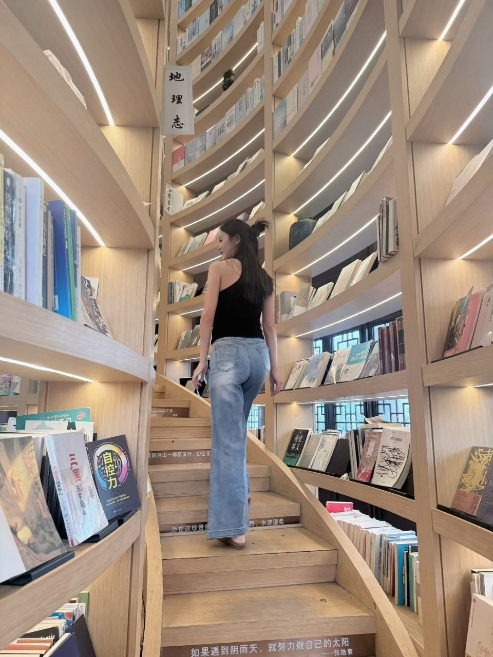一个关系很好的兄弟经常去他家喝酒宵夜聊骚，不知道从什么时候起我对他的媳妇产生了别样的感觉，这种感觉随着时间推移渐渐的我发…