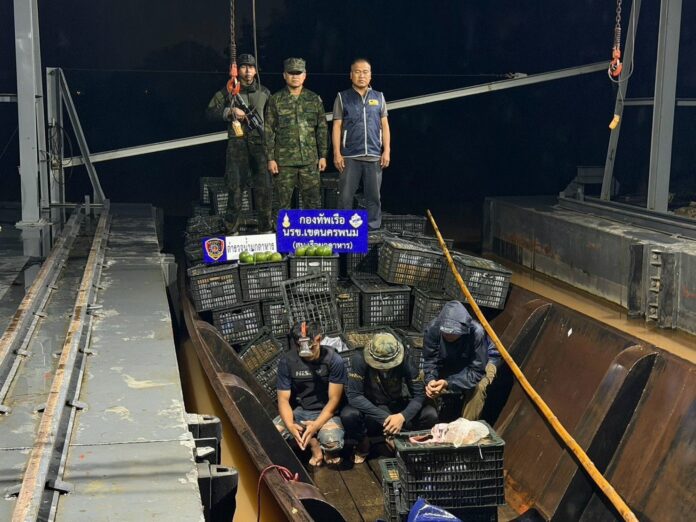 #泰国 湄公河巡逻队夜间拦截走私铁船，查获6吨牛油果，抓获3名老挝籍涉案人员