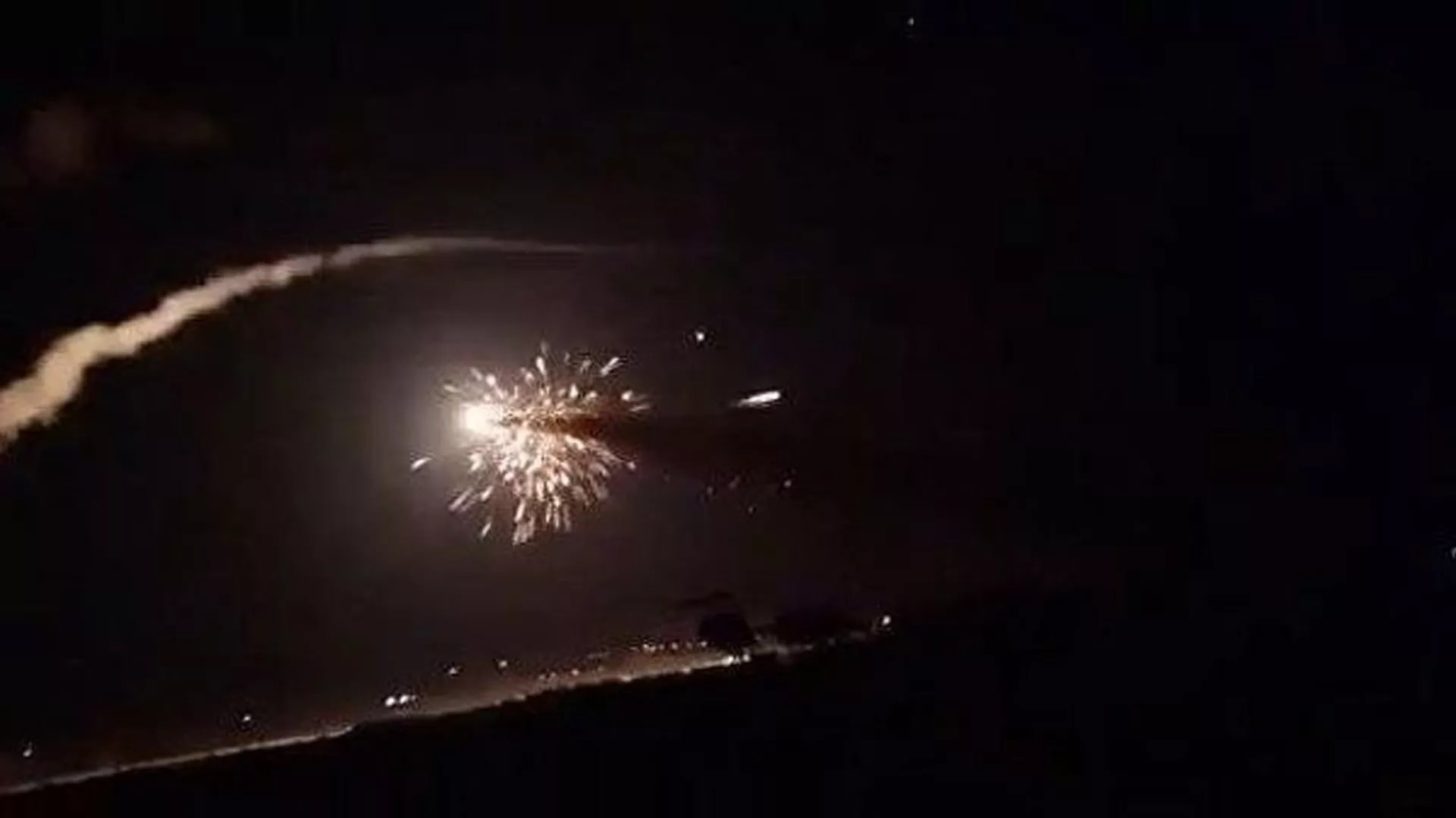 #国际新闻：以炮兵轰库奈特拉农田起火，前日突袭拘2人，18日还炸伊德利卜阿布杜胡尔跑道+炮击德拉
