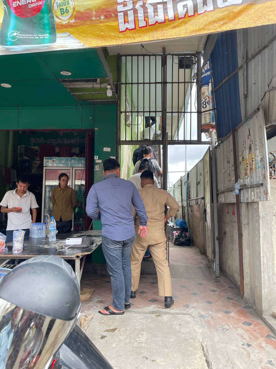 #群友爆料：木牌一旅馆被检查了 现在执法人员已经控制现场 封锁了进出口。