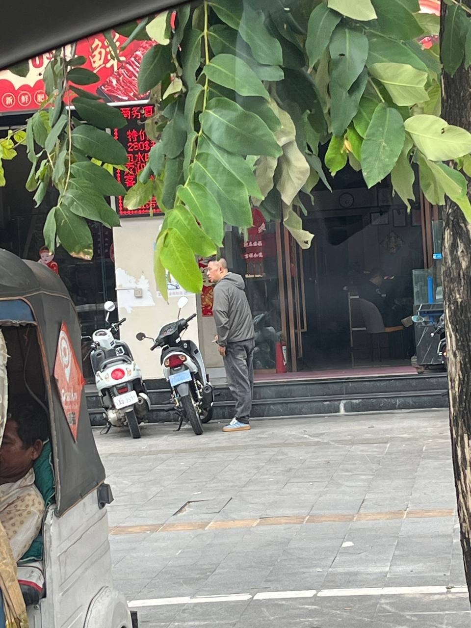#网友反馈 这里很多警察进去了，现在不可以进出，应该正在跟老板谈判。