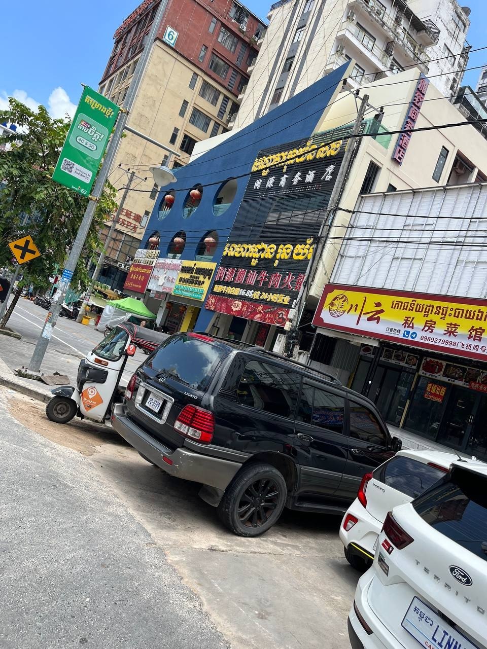 #网友反馈 这里很多警察进去了，现在不可以进出，应该正在跟老板谈判。