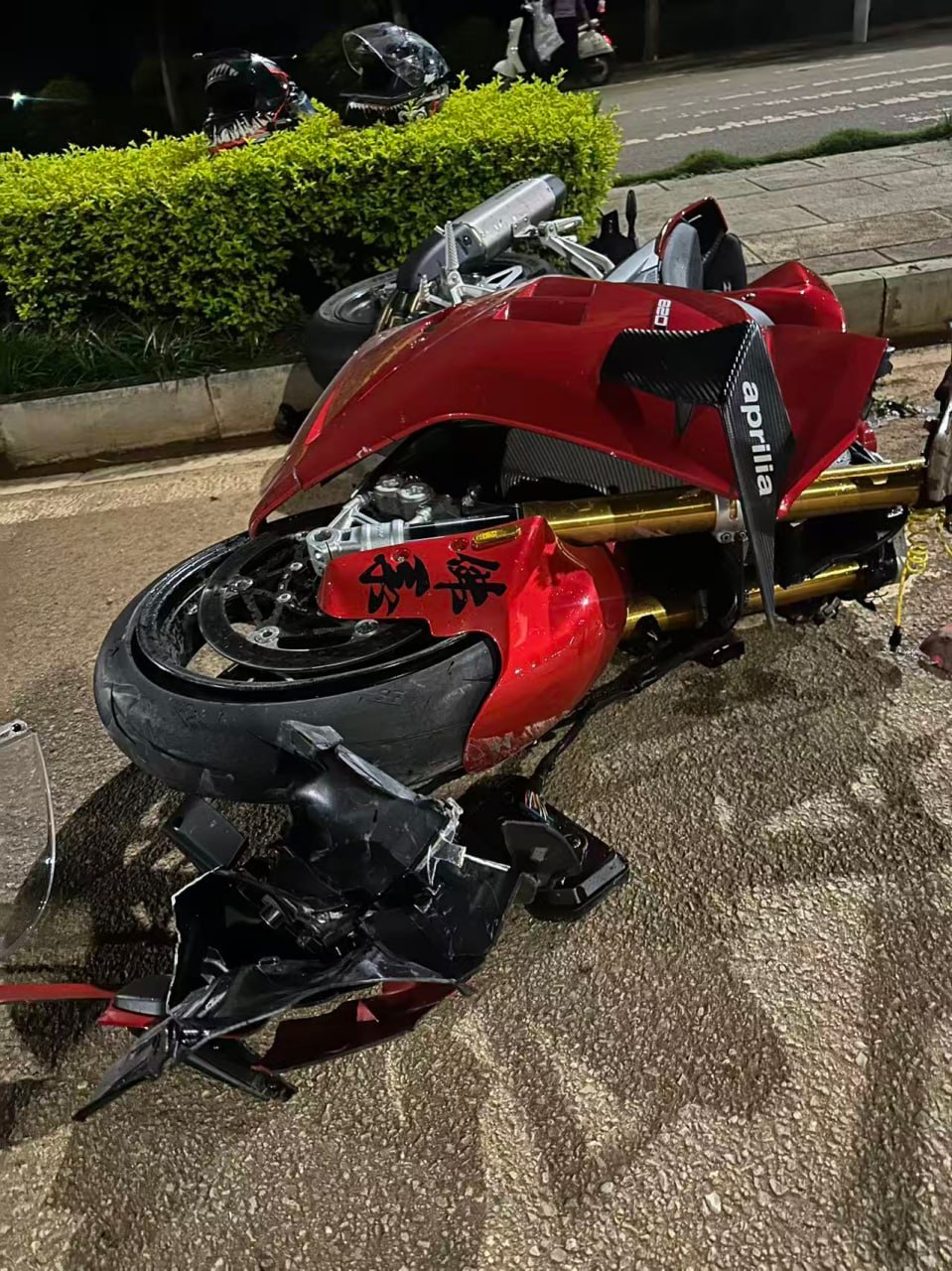 喜提爱车，半个钟成废铁了啊😂  #飙车失败 #车祸 #摩托车 #乐极生悲