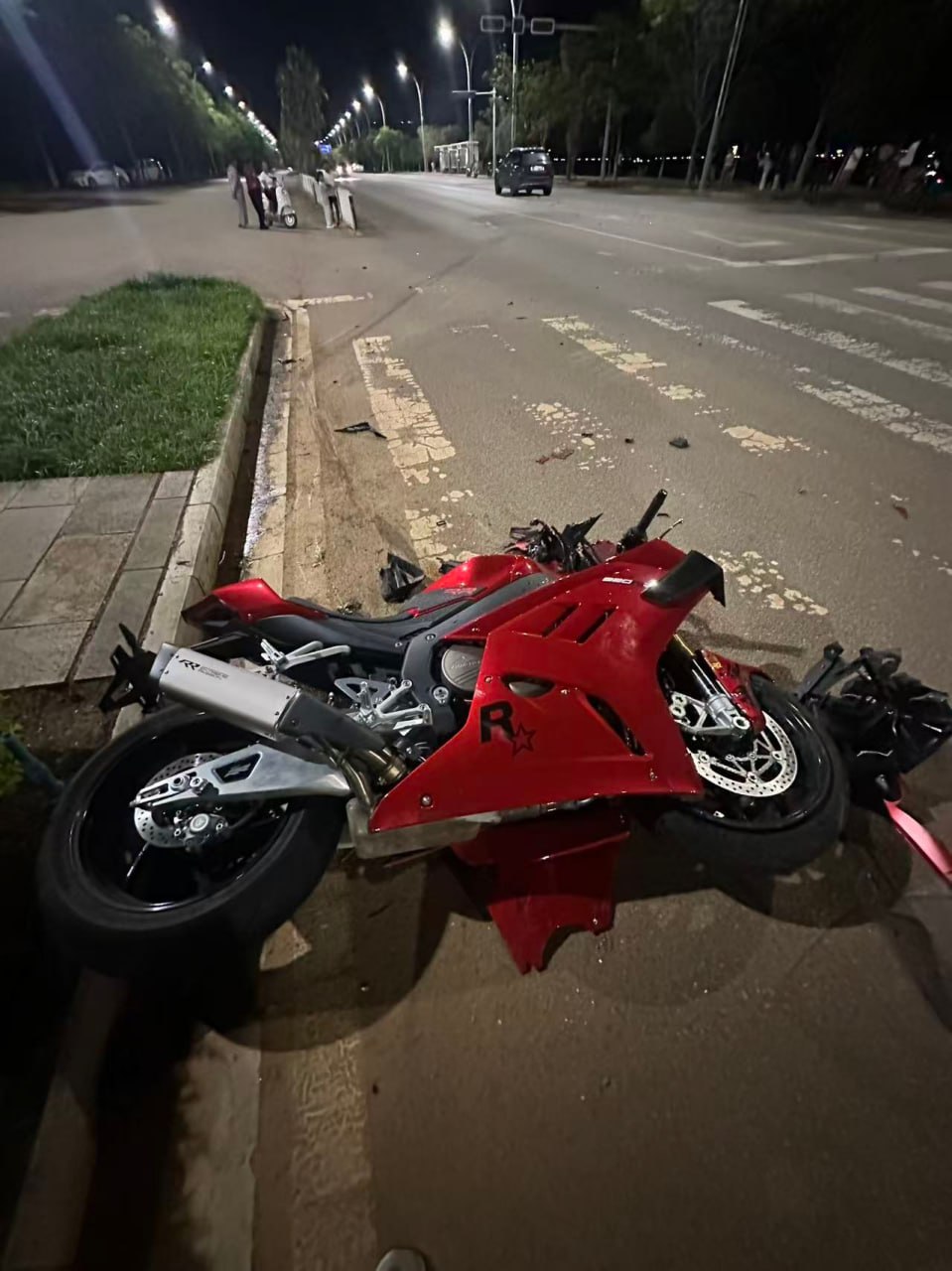 喜提爱车，半个钟成废铁了啊😂  #飙车失败 #车祸 #摩托车 #乐极生悲