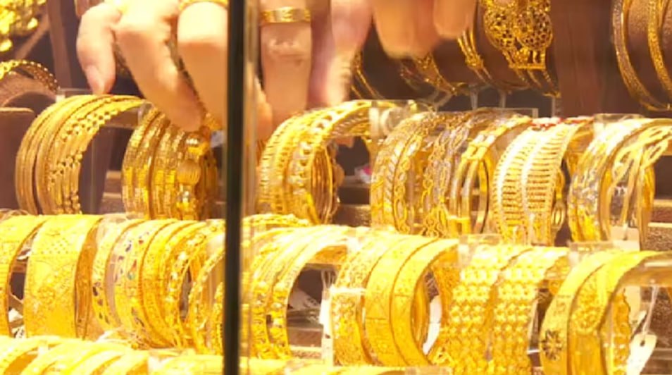 #新加坡 义顺金店副店长网购假金偷龙转凤，24次盗走21万金饰，获刑两年四个月两周