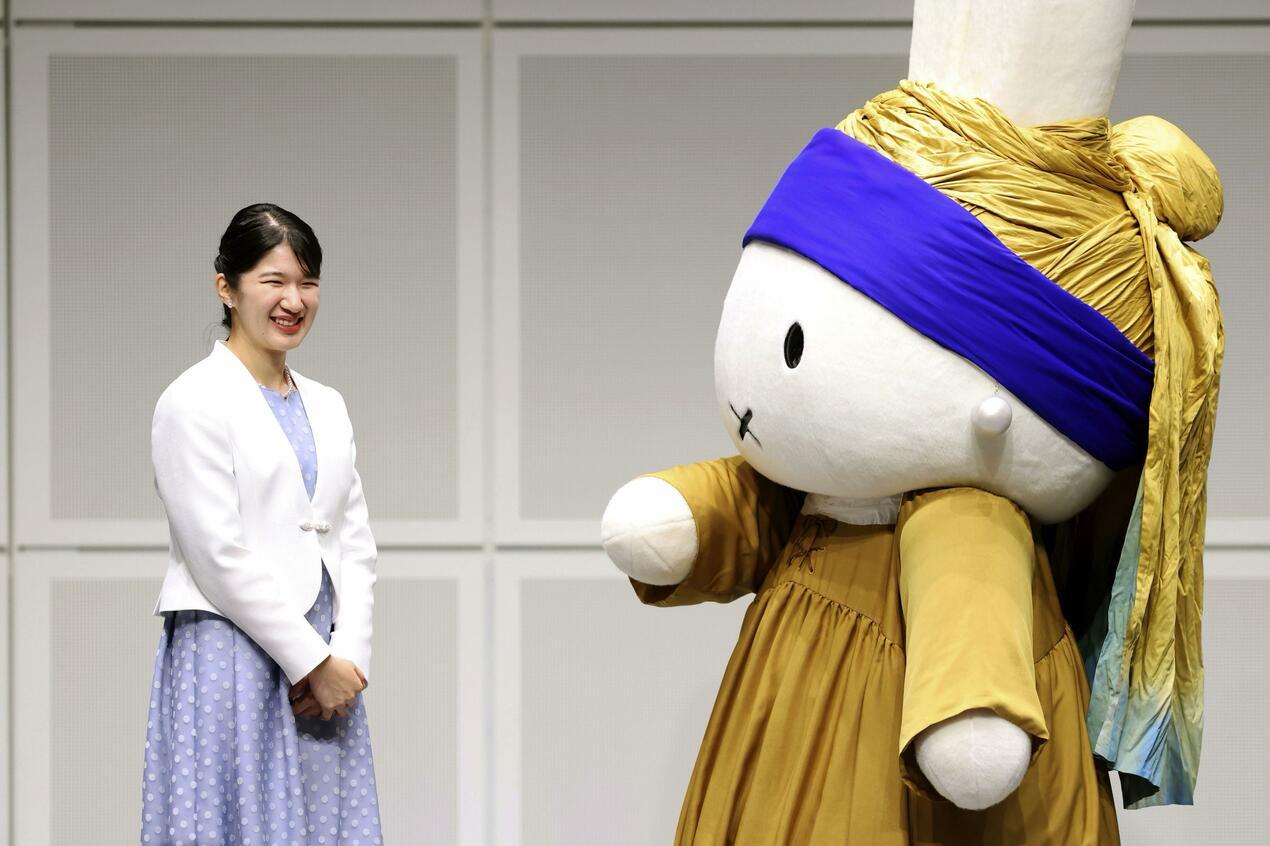 日本天皇长女爱子参观维米尔《戴珍珠耳环的少女》展