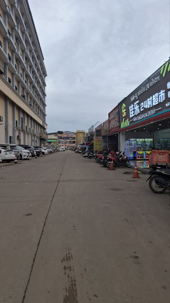 #柬友投稿：以前的巴域真的很热闹，尤其晚上，到处都是人、中国人、店铺和灯光。