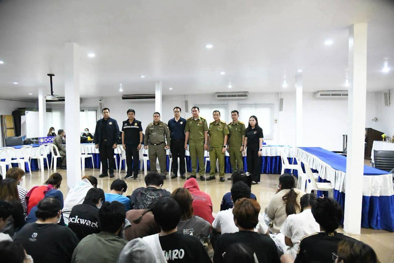 #群友投稿：8月21日，在万象-廊开第一老泰友谊大桥，老挝公安部特别行动组继续将第六批64名泰国公民（其中28名为女性）…