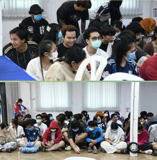 #群友投稿：8月21日，在万象-廊开第一老泰友谊大桥，老挝公安部特别行动组继续将第六批64名泰国公民（其中28名为女性）…