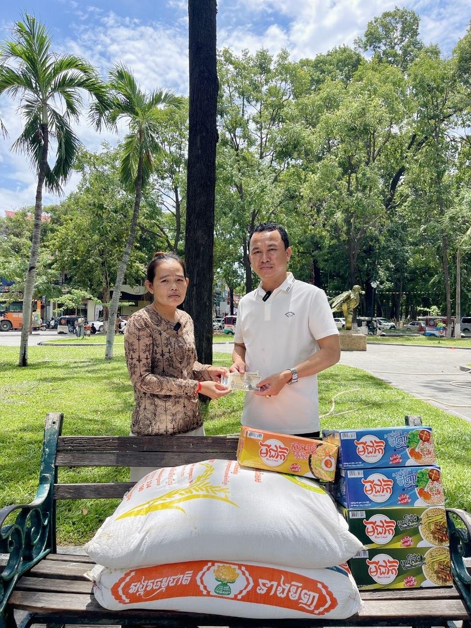 #柬埔寨 善心商户探望车祸脑出血贫困少年，捐赠物资暖心帮扶困境家庭渡难关