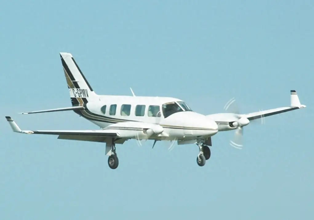 #国际新闻：菲3架小型飞机非法侵入黄岩岛领空，南部战区喊话警告