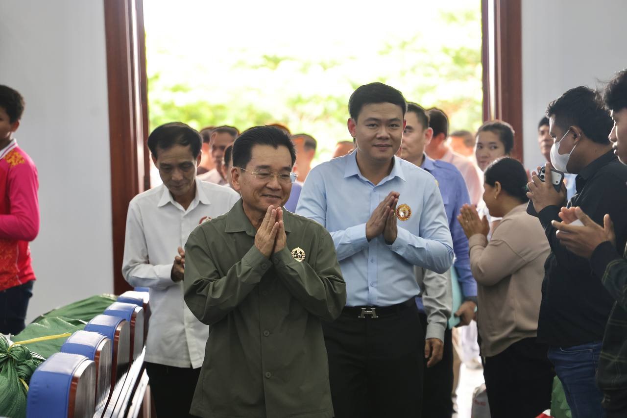#柬埔寨 洪玛奈首相夫妇慰问干丹省241户烈士与军人家庭，发放慰问物资与现金补助