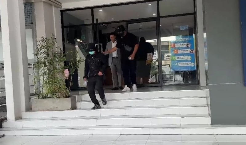 #泰国 反贪律师陪同侦探Boy与受害者前往中央调查局提交婚外情相关证据厘清事由