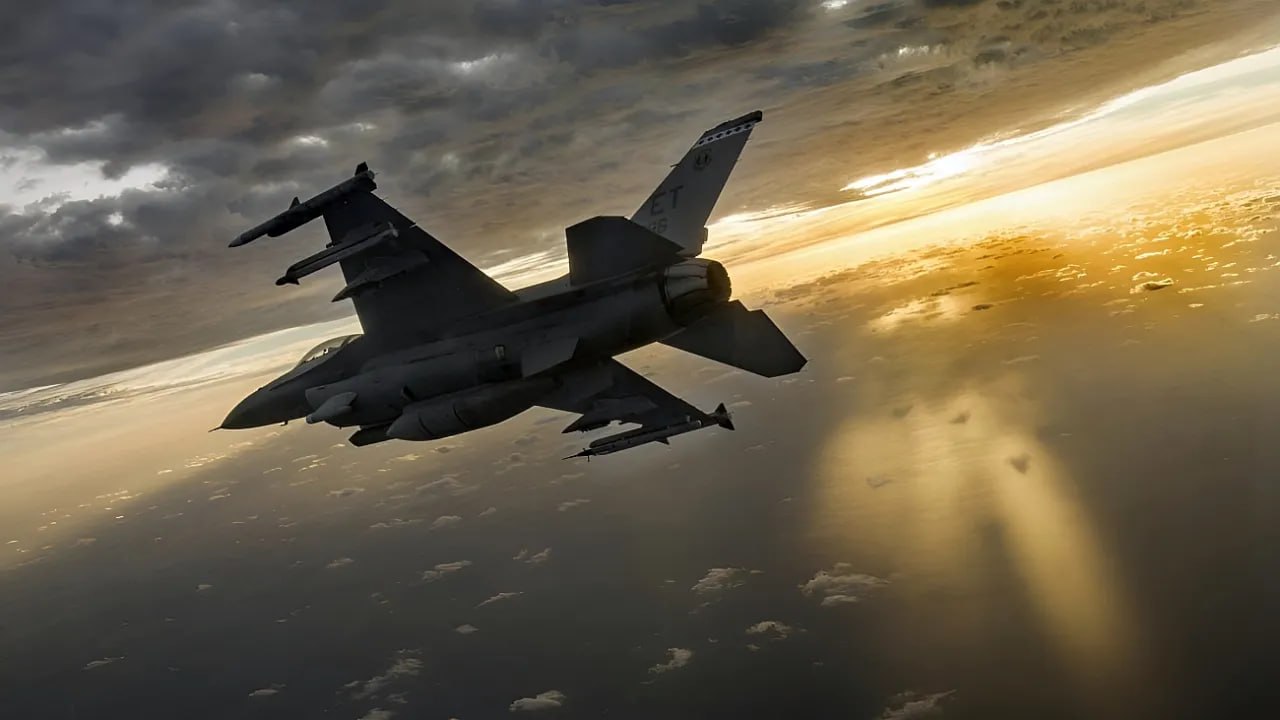 #国际新闻：罗马尼亚F-16黑海开火击损无人艇，距最大天然气平台不足1公里