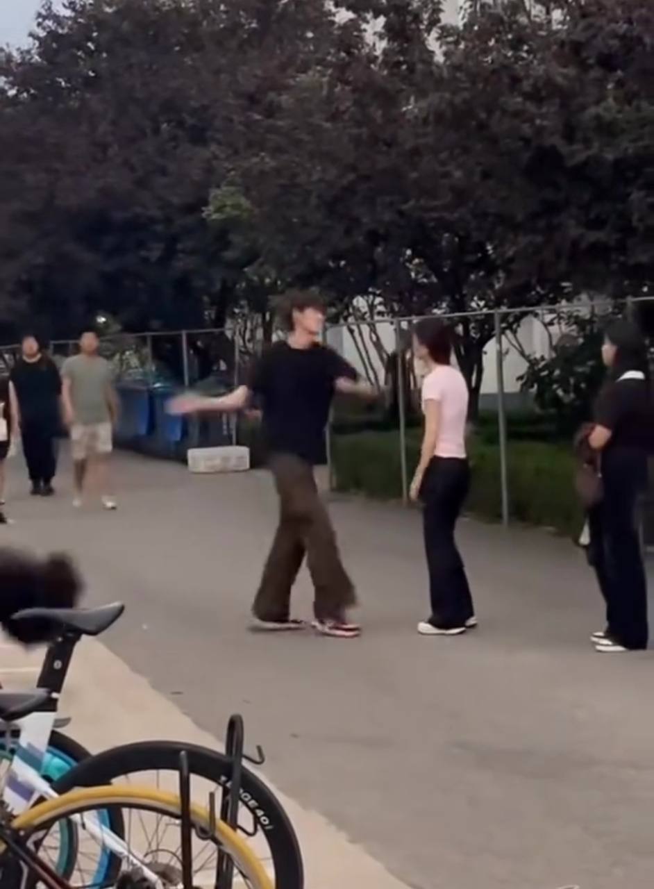 黑衣男的猛烈 #反击 #打耳光 #打女人 集美先动手