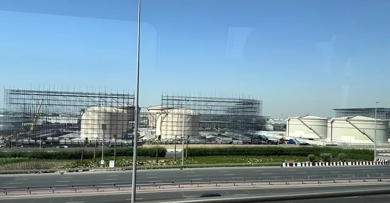 #国际新闻：阿联酋弃单纯防空改"金属网外骨骼"护油罐，防伊朗无人机低烈度袭扰