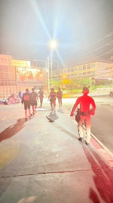#泰国 普吉芭东凌晨爆发枪击案，二十余名青少年骑摩托寻衅，17岁少年中弹重伤