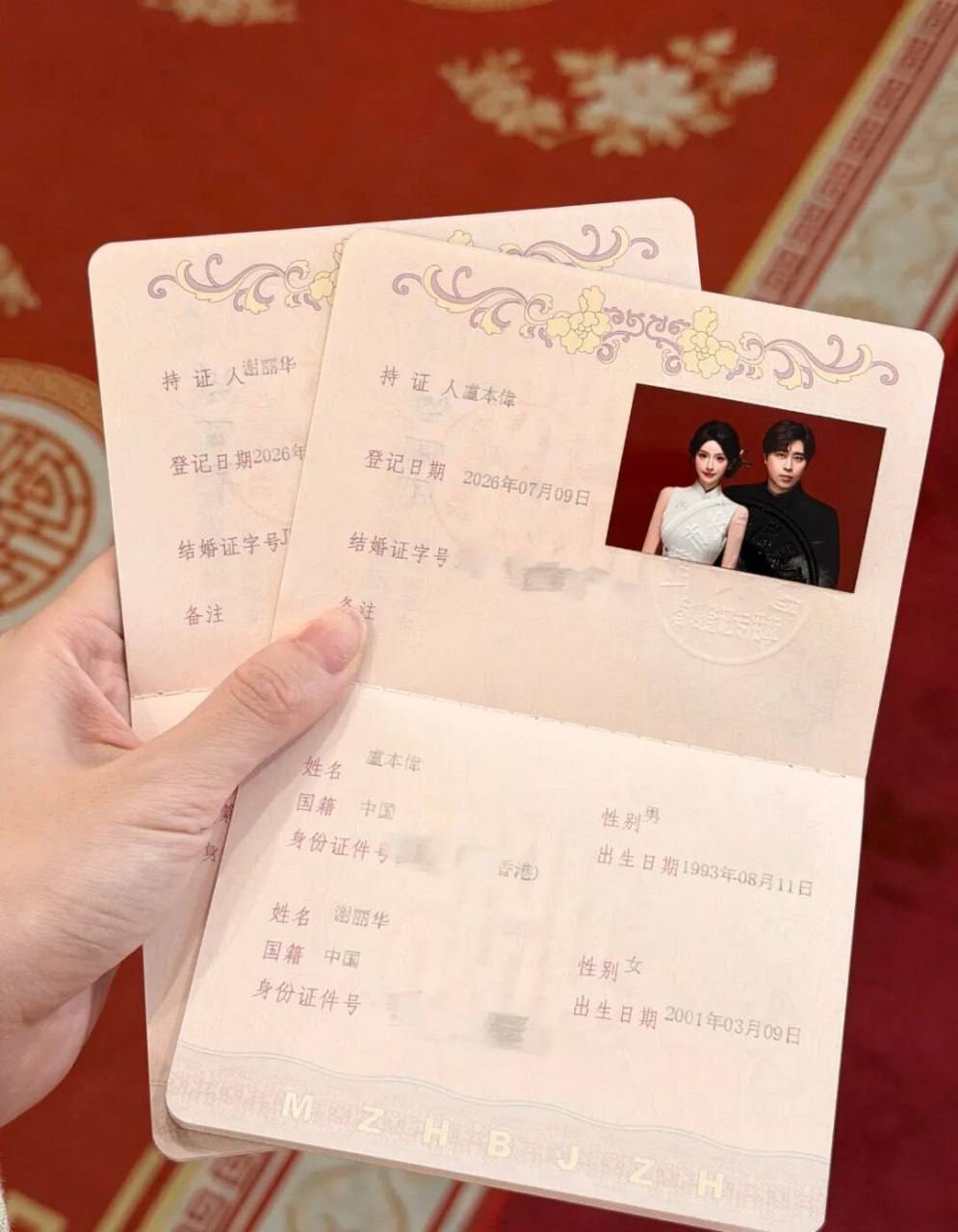 前LOL职业选手卢本伟领证不满两月、妻子被指出轨，女方晒聊天记录回应：都是误会 😑