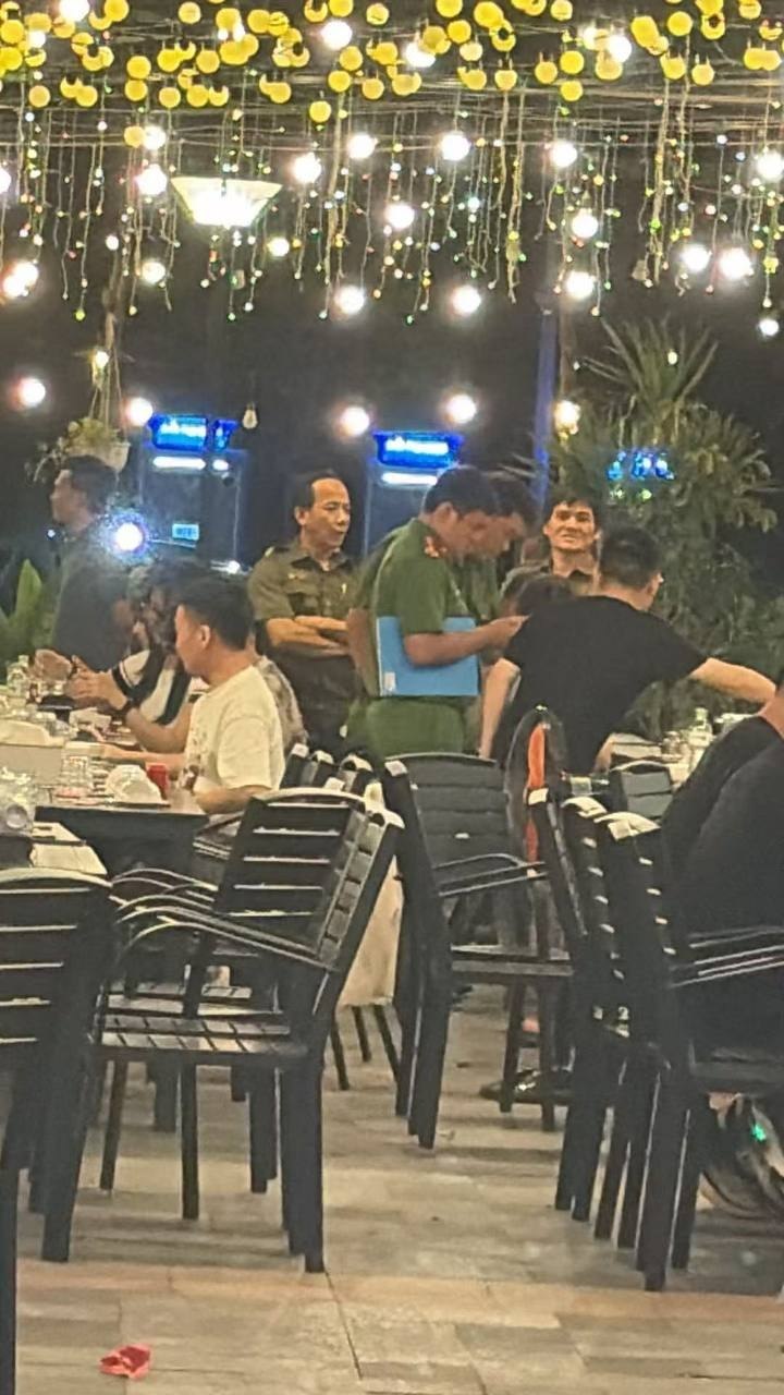 #网友投稿：🇻🇳胡志明“9郡 美食街 ”警察正在检查，没有证件暂时不要过去，刚刚已经有人被带走了！