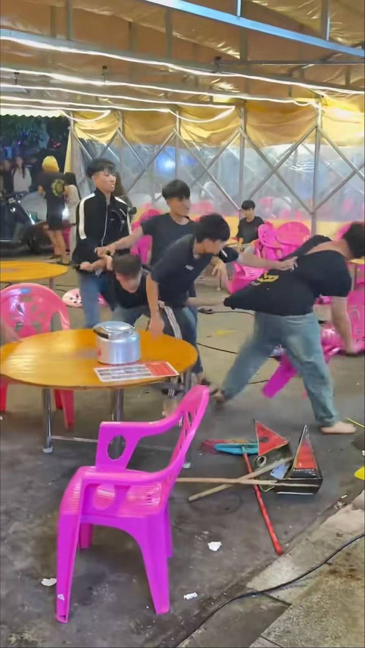 #精神小伙打架  1v3丝毫不落下风