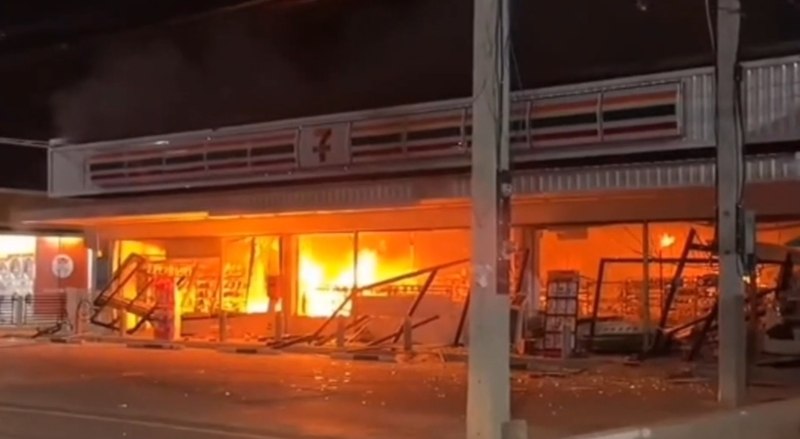 #泰国 北大年府深夜连环作案，歹徒四地实施抢劫爆炸纵火，持枪打劫便利店并炸毁镇公所