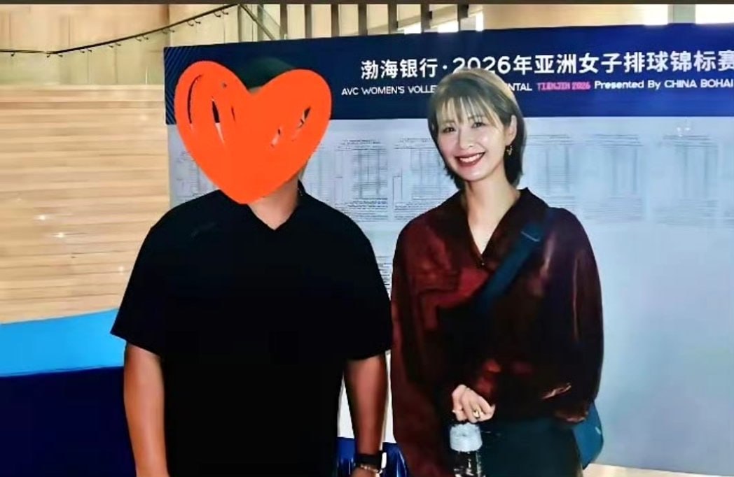 日本女排前队长老木村纱织来天津为日本女排助威。本来郎平想介绍让她来中国打联赛，但年龄吃不消了。