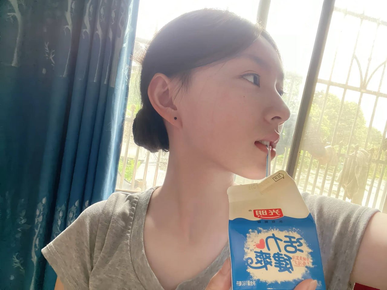 光明牛奶，我爱喝 。