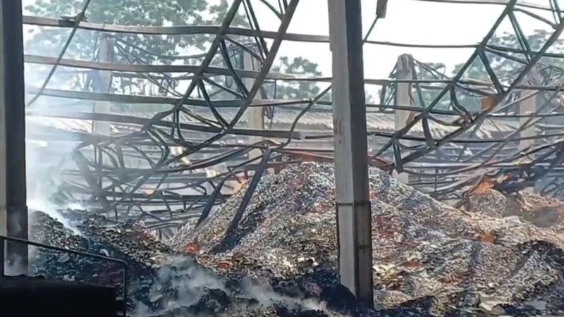 #泰国 也拉府深夜爆发多点骚乱！纵火毁设施、撒路钉封路，跨界工厂亦遭纵火破坏