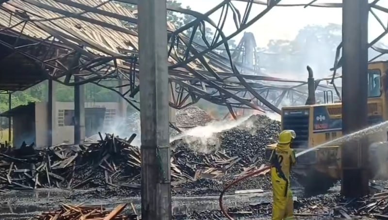 #泰国 也拉府深夜爆发多点骚乱！纵火毁设施、撒路钉封路，跨界工厂亦遭纵火破坏
