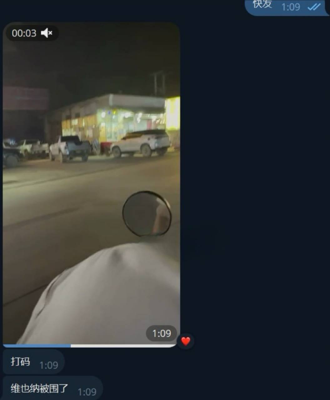 #突发事件：今天凌晨🇱🇦老挝金三角“特外”一号关口附近有一家打野酒店被端，老挝警察直接冲进场地里，一堆皮卡车堵在门口，外…
