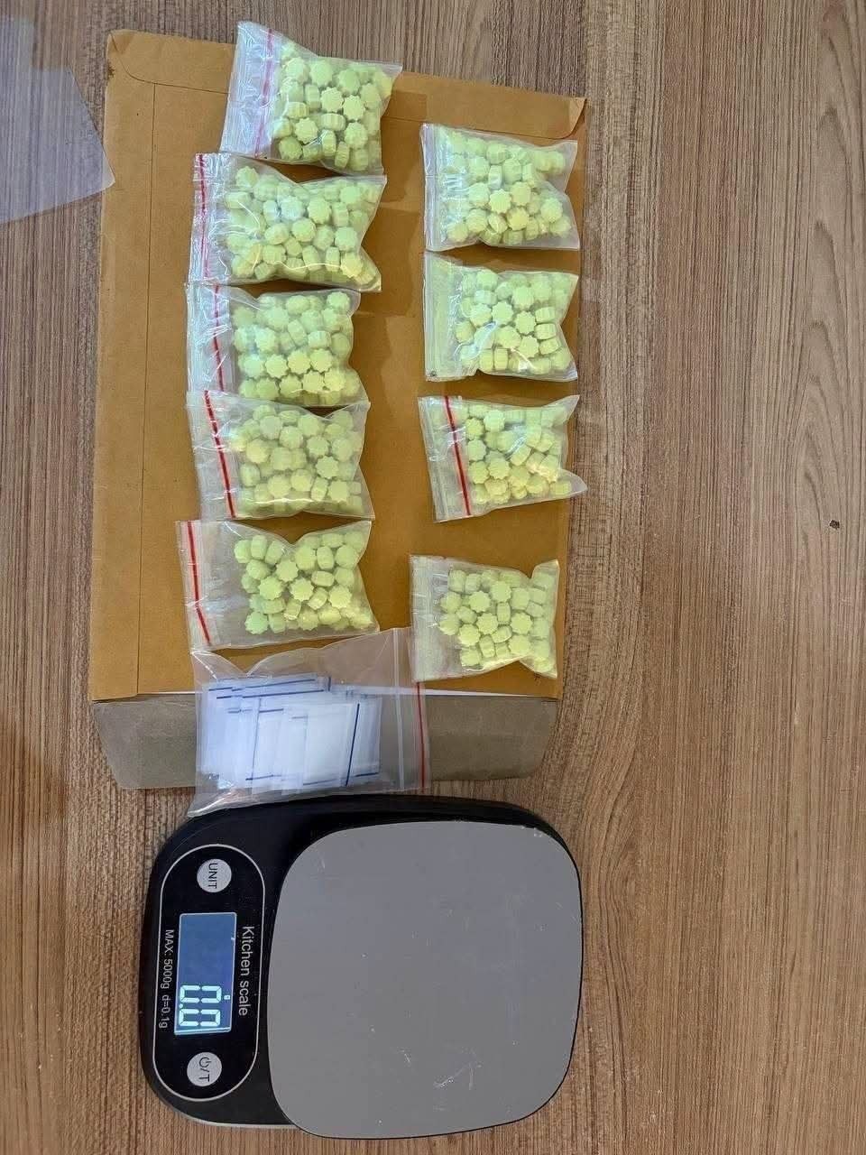 #柬埔寨 柴桢省占拉县捣毁制毒贩毒窝点，抓获两名嫌疑人，缴获超1287克毒品与两支手枪