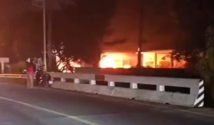 #泰国 北大年府波明镇公所深夜遭十余蒙面歹徒纵火爆炸，消防车被毁，暂无人员伤亡